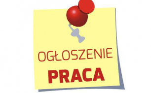 Karta z napisem ogłoszenie praca, przypięta do ściany pinezką.